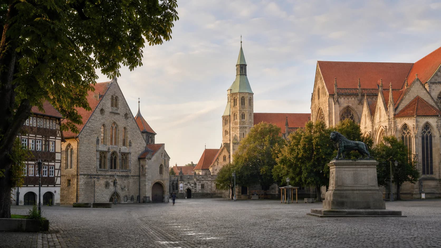 Burgplatz mit Löwenstandbild und historischer Architektur in Braunschweig