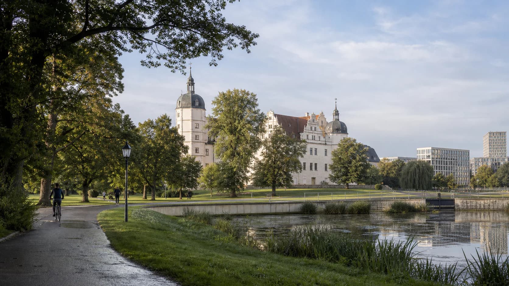 Schloss, Grünflächen und moderne Stadtarchitektur in Wolfsburg