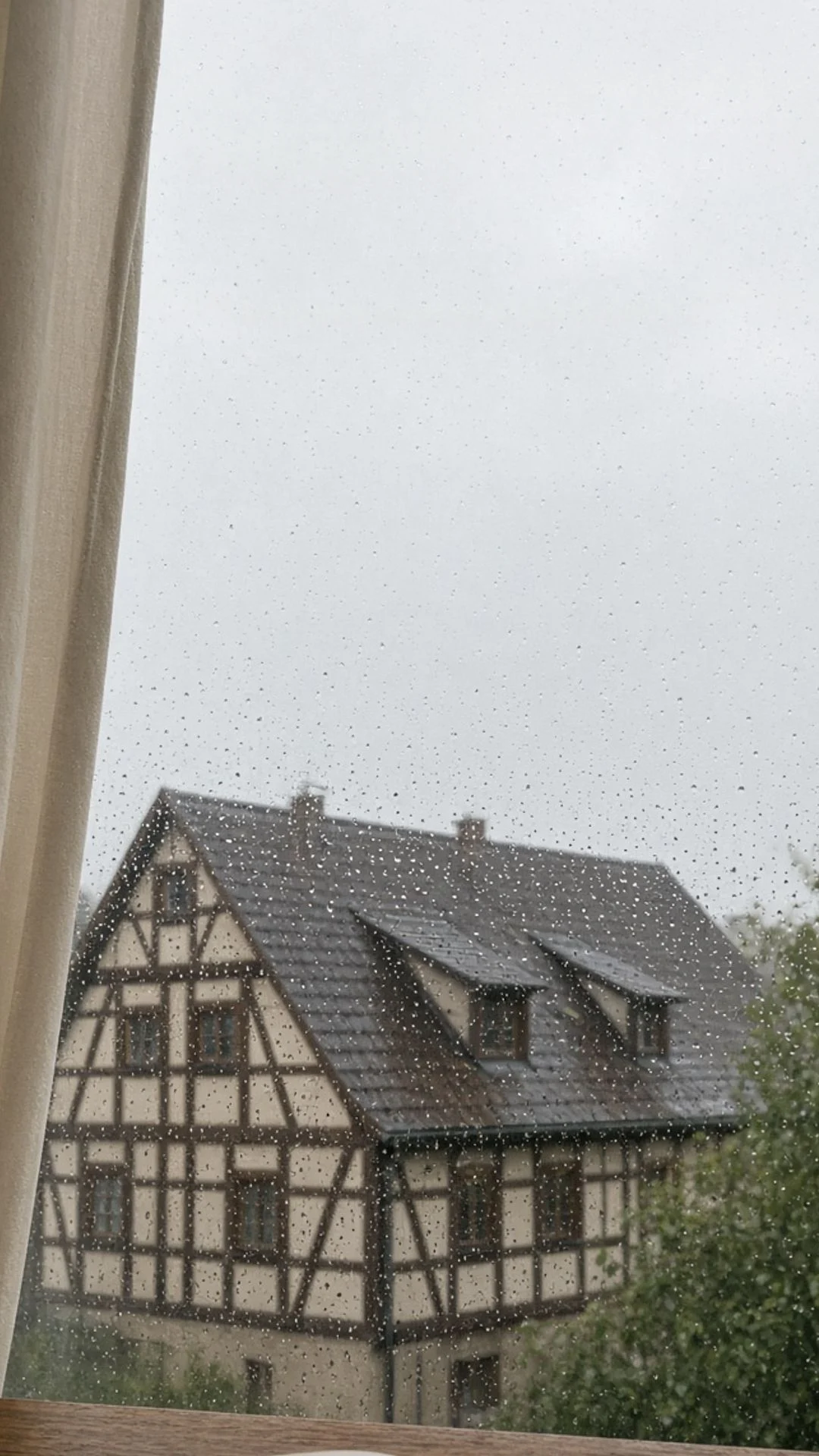 Hausblick durchs Fenster
