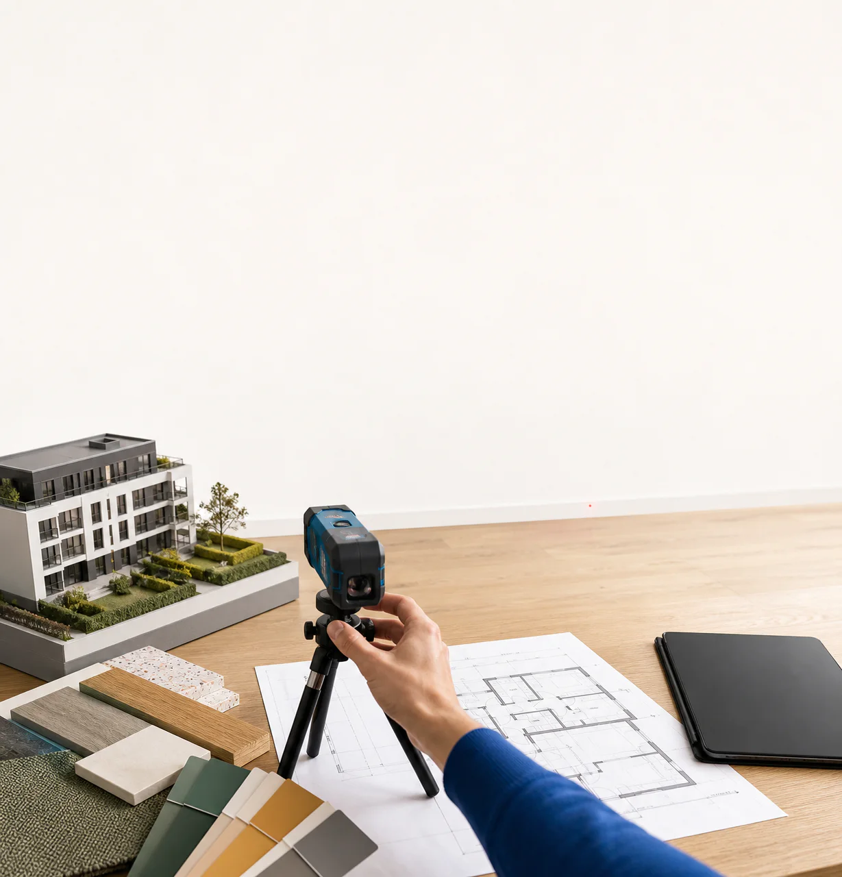 Hausmodell, Grundriss und Lasermessgerät für die Immobilienbewertung