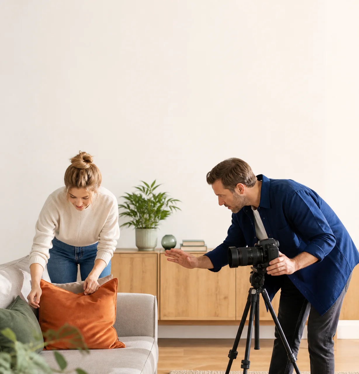 Eigentümerin und Immobilienfotograf bereiten eine Wohnung für den Verkauf vor